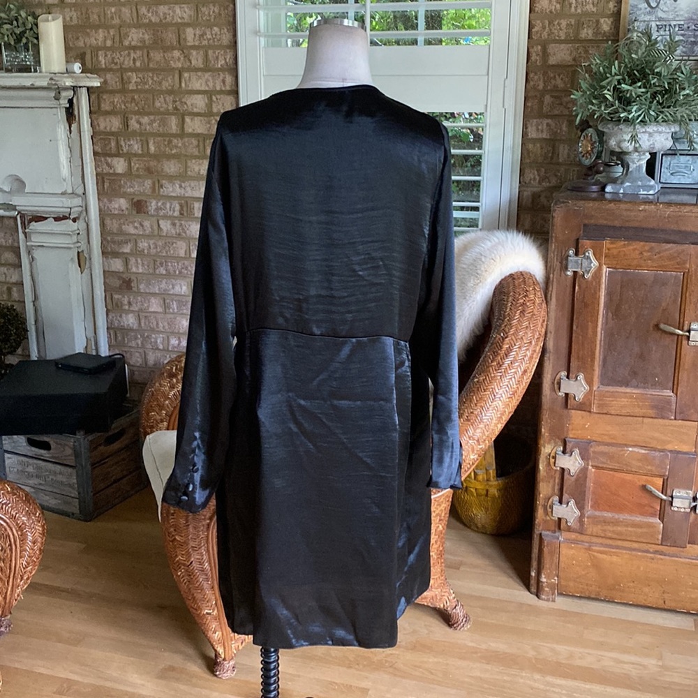 ASOS CURVE BLACK SATIN WRAP DRESS PLUS 16 - Picture 4 of 5